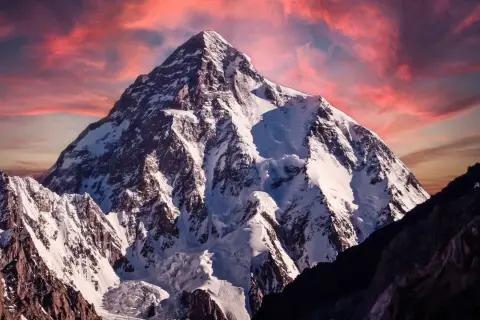 Majestätisches, schneebedecktes Gebirge der Welt im Abendrot.