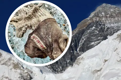 Ein vergilbter Handschuh mit der Aufschrift "A. Irvine" liegt auf Eis vor dem steilsten Berg der Welt, dem Mount Everest.