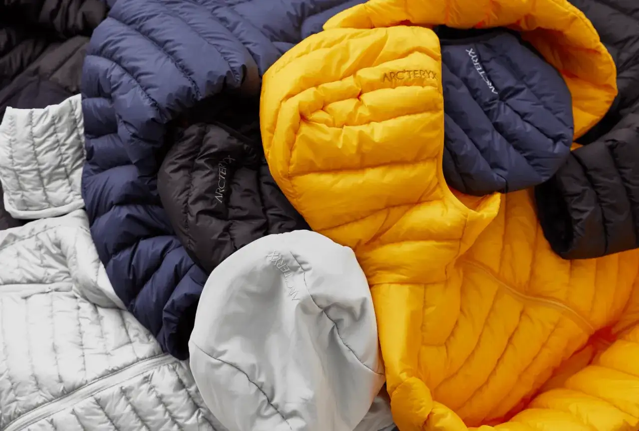 Bunte Daunenjacken von Arc'teryx, die ihre Herkunft in den Bergen widerspiegeln.