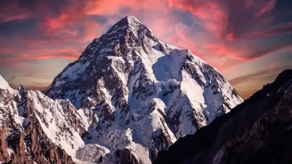 Majestätisches, schneebedecktes Gebirge der Welt im Abendrot.